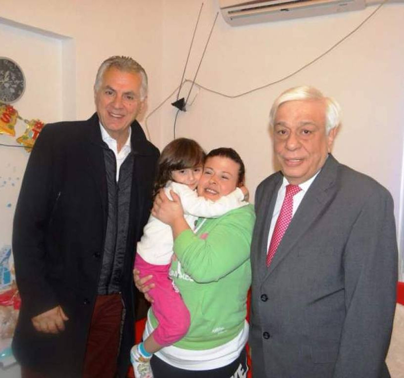 Αιφνίδια επίσκεψη του Προκόπη Παυλόπουλου σε ένα φτωχικό σπίτι στο Περιστέρι (photo)