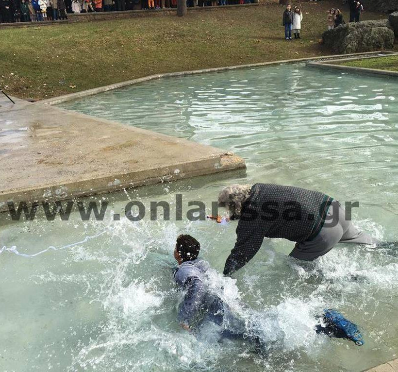 Θεοφάνεια με απρόοπτο περιστατικό στα Φάρσαλα: Πιάστηκαν στα χέρια για τον… Σταυρό! (pics)