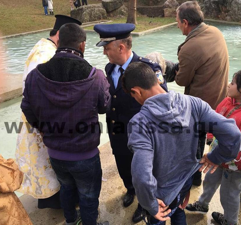 Θεοφάνεια με απρόοπτο περιστατικό στα Φάρσαλα: Πιάστηκαν στα χέρια για τον… Σταυρό! (pics)