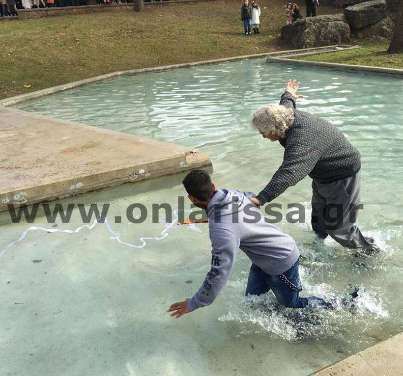 Θεοφάνεια με απρόοπτο περιστατικό στα Φάρσαλα: Πιάστηκαν στα χέρια για τον… Σταυρό! (pics)