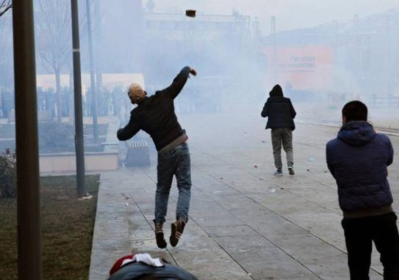 Κόσοβο: Τραυματισμοί και συλλήψεις σε συγκρούσεις διαδηλωτών - αστυνομίας (vid+pics)