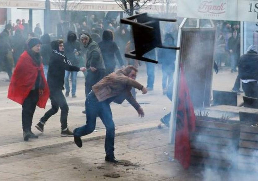 Κόσοβο: Τραυματισμοί και συλλήψεις σε συγκρούσεις διαδηλωτών - αστυνομίας (vid+pics)