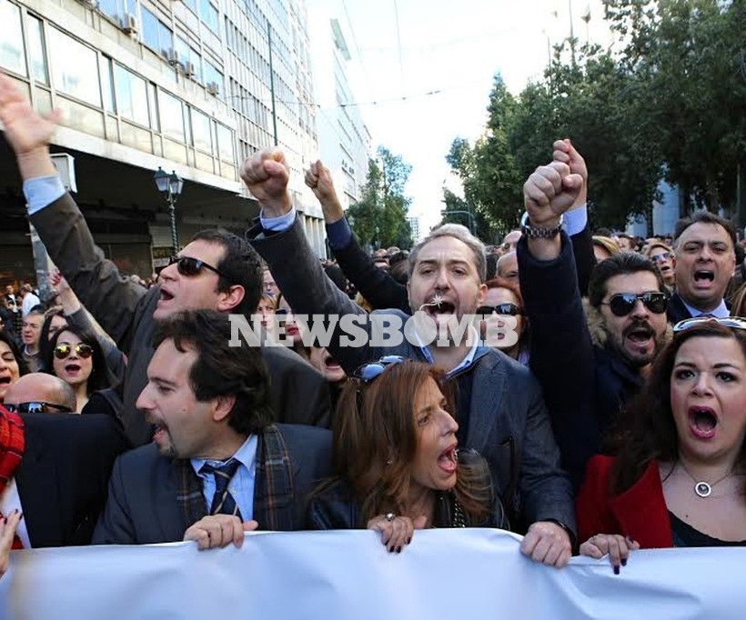 Νέο ασφαλιστικό: Χιλιάδες στην πορεία δικηγόρων, γιατρών, μηχανικών (pics)