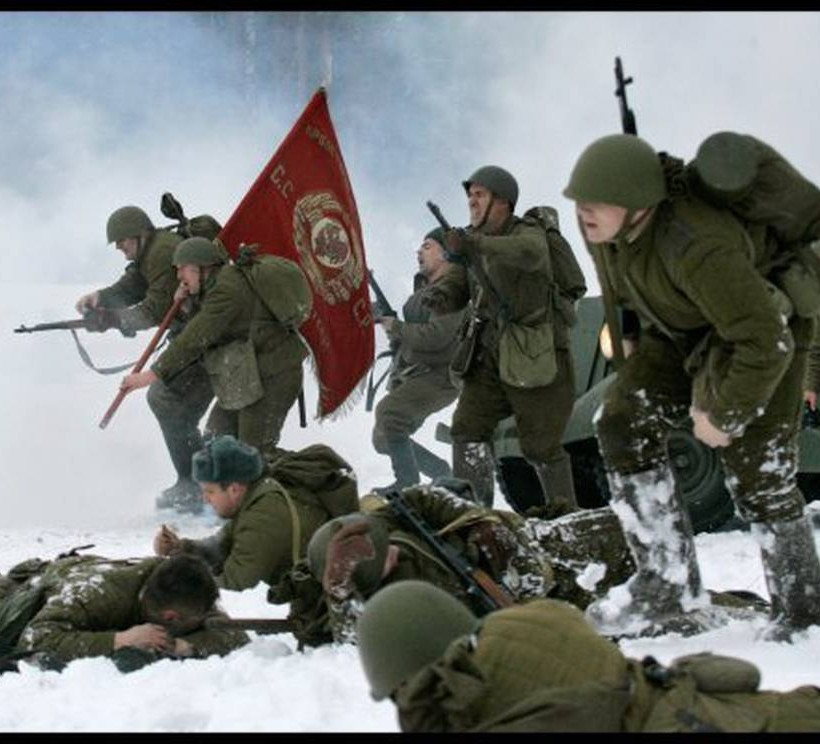 Οι Ρώσοι αναπαριστούν την αντιναζιστική μάχη του Λένινγκραντ (Pics & Vid)