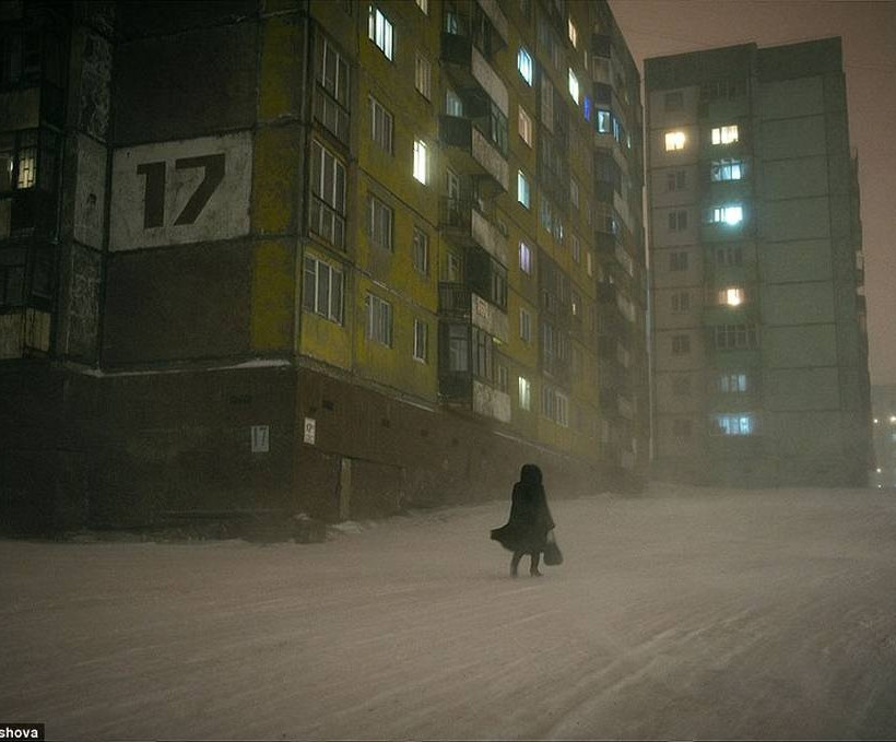 Πώς κυλά η ζωή στην πιο σκοτεινή και κρύα πόλη του πλανήτη (photos) 