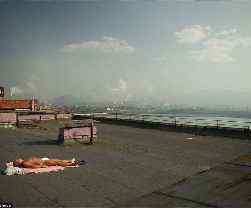 Πώς κυλά η ζωή στην πιο σκοτεινή και κρύα πόλη του πλανήτη (photos) 