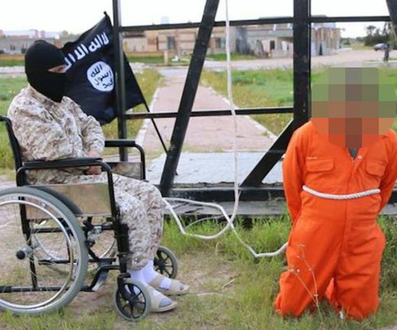 Φωτογραφία – σοκ: Τζιχαντιστής σε αναπηρικό καροτσάκι σταυρώνει «κατάσκοπο»