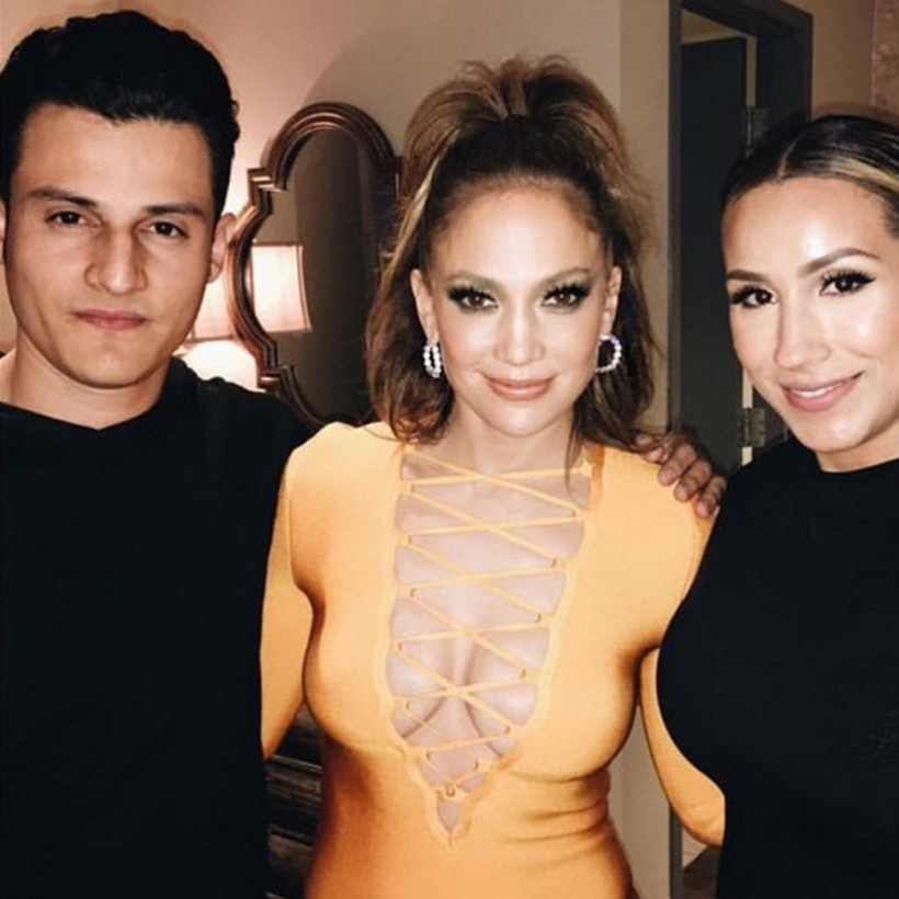 Με ανοιχτά πόδια και ντεκολτέ, η Τζένιφερ Λόπεζ «κόλασε» το Instagram (photos)