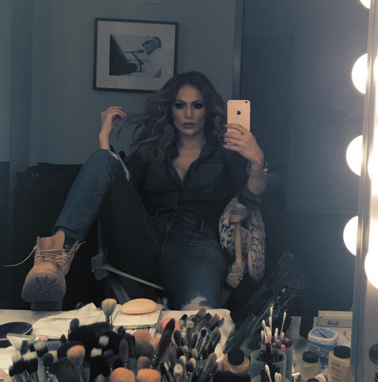 Με ανοιχτά πόδια και ντεκολτέ, η Τζένιφερ Λόπεζ «κόλασε» το Instagram (photos)