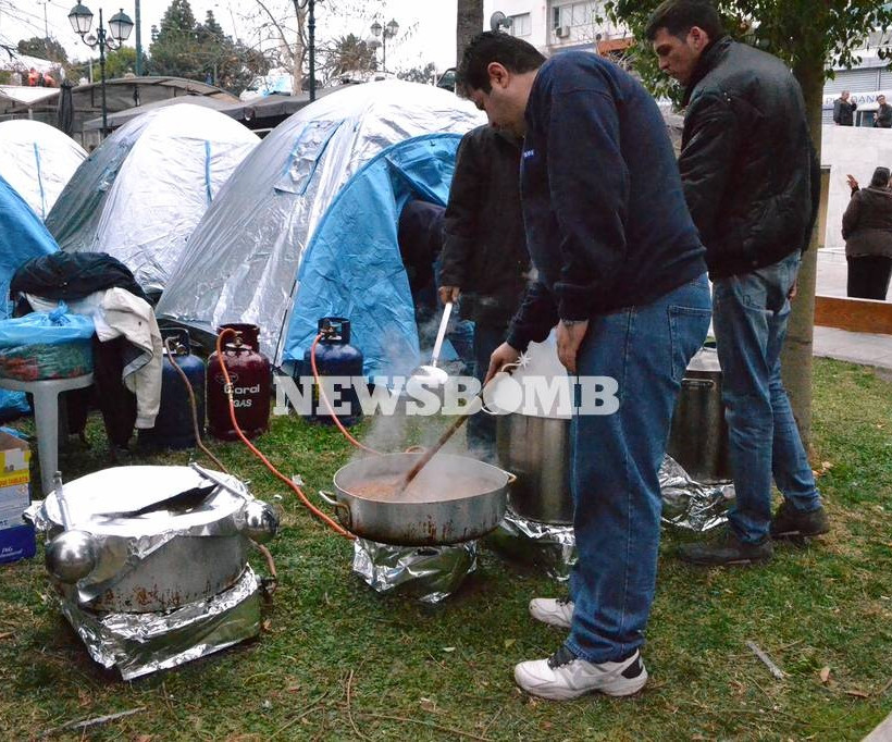 Αγρότες - Σύνταγμα: Κατσαρόλες και φαγητό στην πλατεία (pics)