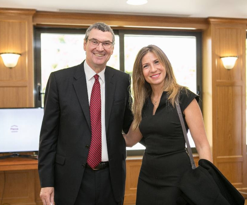 Ο Πρόεδρος του Αμερικανικού Κολλεγίου Ελλάδος, κ. David G. Horner και η Εμπορική Διευθύντρια της DPG Digital Media, κ. Βασιλένια Αγγελούδη