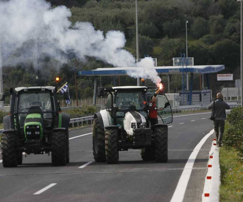 Οι αγρότες έκοψαν στα δύο την Ελλάδα - Ο αποκλεισμός του Μπράλου μέσα από εικόνες