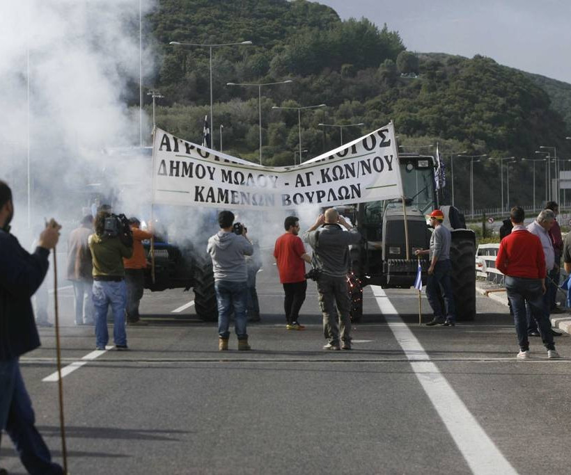 Οι αγρότες έκοψαν στα δύο την Ελλάδα - Ο αποκλεισμός του Μπράλου μέσα από εικόνες