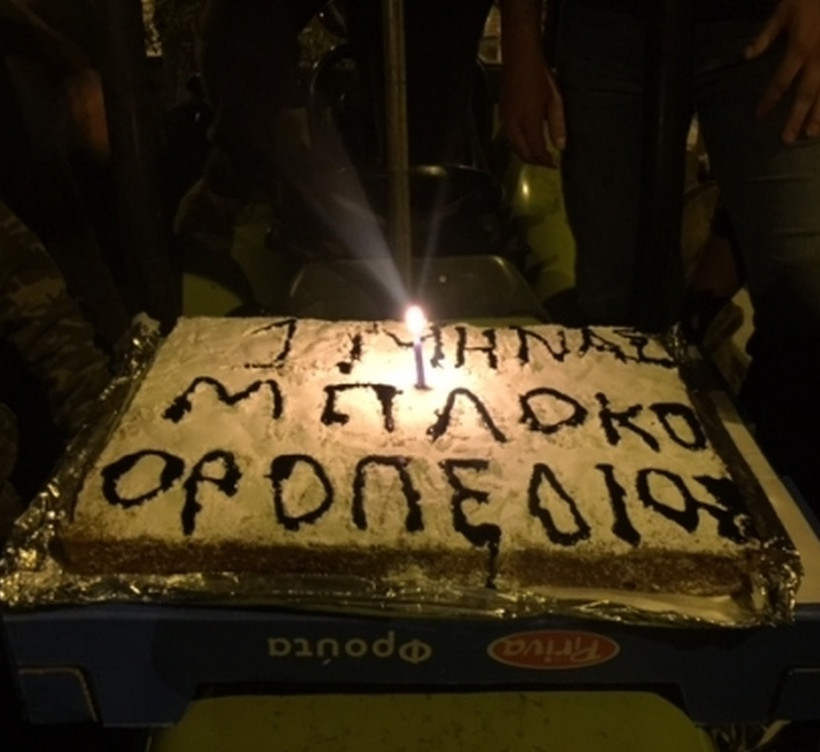 Κρήτη: Οι αγρότες γιόρτασαν τον ένα μήνα στα μπλόκα με τούρτα - Σε ποιους έκοψαν κομμάτι! (pics)