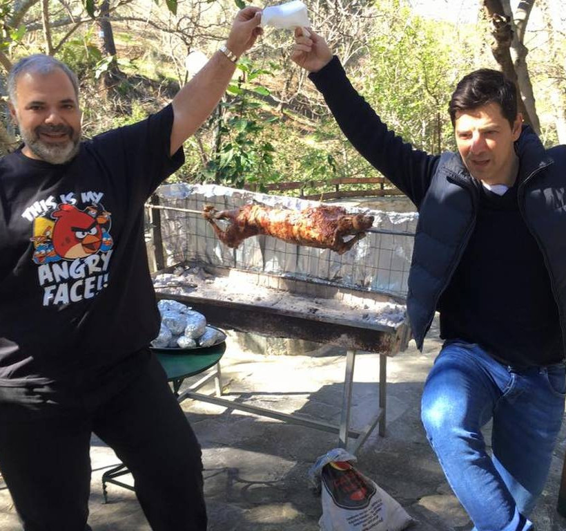 Ο Σάκης το «έριξε» στο καλαματιανό  