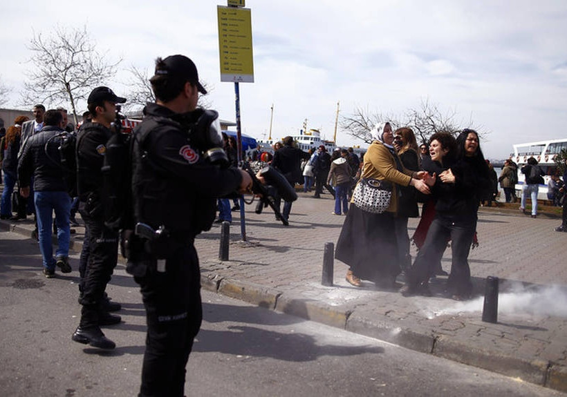 Κωνσταντινούπολη: Η αστυνομία άνοιξε πυρ κατά συγκέντρωσης για την Ημέρα της Γυναίκας (pic)