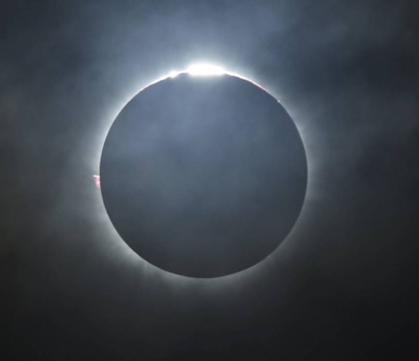 Απίστευτες φωτογραφίες από την ολική έκλειψη ηλίου (videos)