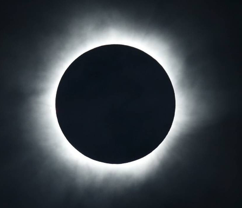 Απίστευτες φωτογραφίες από την ολική έκλειψη ηλίου (videos)