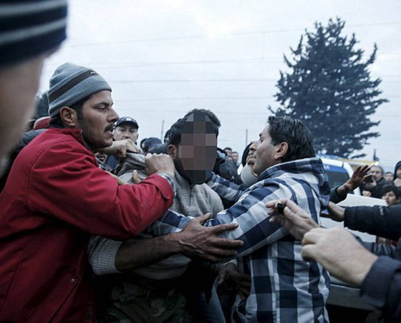 Χάος σε Ειδομένη και Πειραιά με άγριες συμπλοκές μεταξύ προσφύγων και μεταναστών (photos)