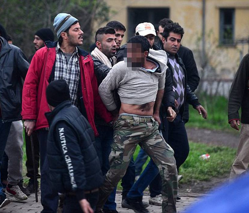 Χάος σε Ειδομένη και Πειραιά με άγριες συμπλοκές μεταξύ προσφύγων και μεταναστών (photos)