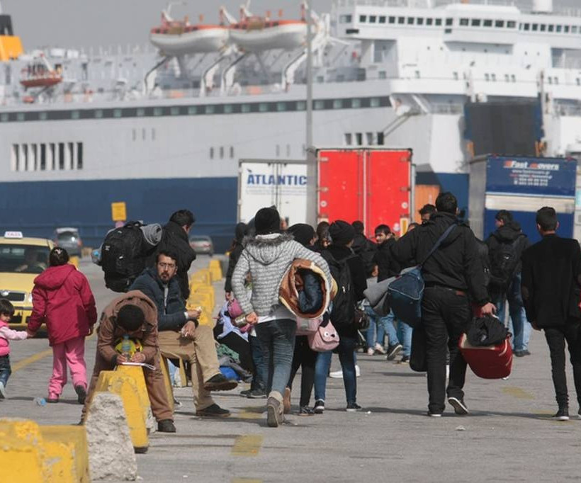 Από τον Πειραιά στο Μεταγωγών 150 μετανάστες με κλούβα της αστυνομίας