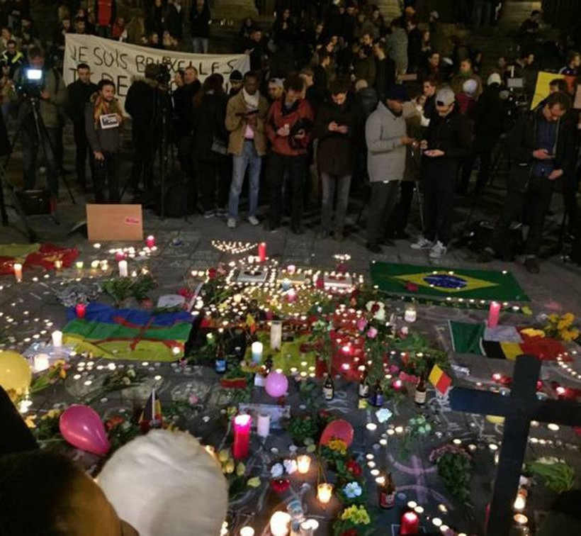 Οι Βρυξέλλες αψηφούν τον τρόμο και στέλνουν μηνύματα ειρήνης (pics+vids)