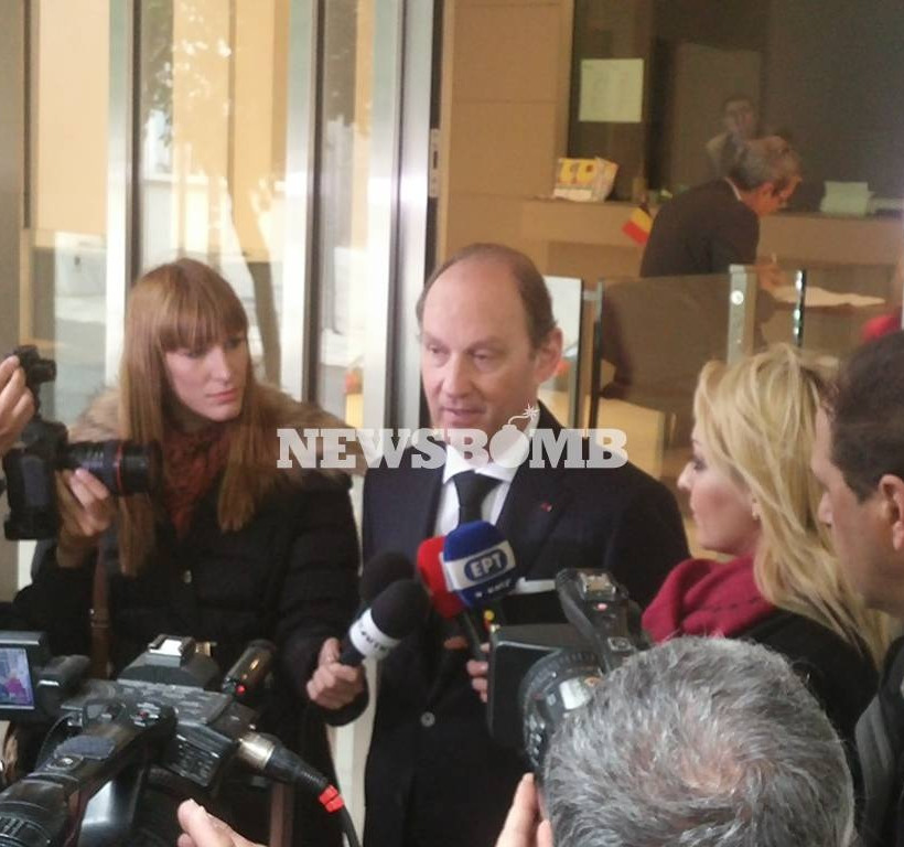 Τρομοκρατικές επιθέσεις Βρυξέλλες - Αθήνα: Φόρος τιμής στα θύματα έξω από τη βελγική πρεσβεία