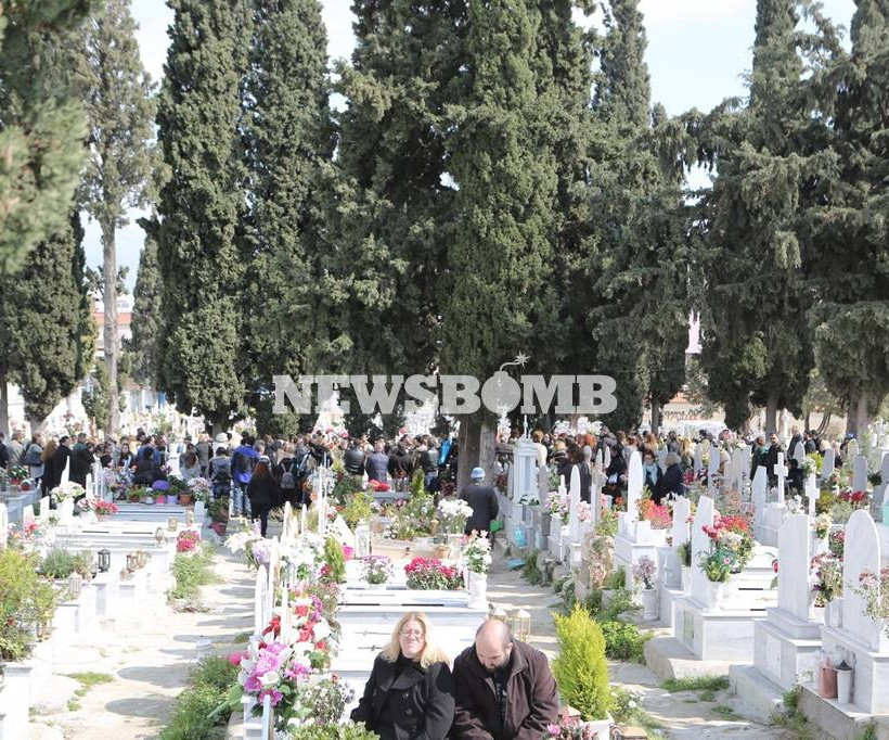 Μνημόσυνο Παντελίδη: Το τίμησαν με τραγούδια του στο νεκροταφείο  (video+photos)