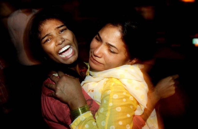 Σοκ: Βομβιστής αυτοκτονίας ανατινάχθηκε σε παιδική χαρά σκοτώνοντας 56 μητέρες και παιδιά (Vid)