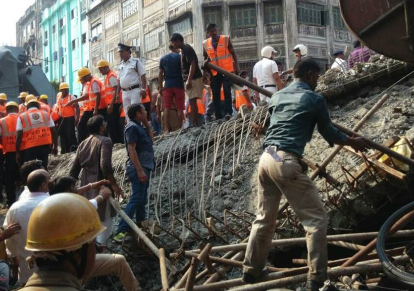 Κατάρρευση γέφυρας Ινδία: Συγκλονιστικά βίντεο και μαρτυρίες – 15 οι νεκροί, πάνω από 100 τραυματίες