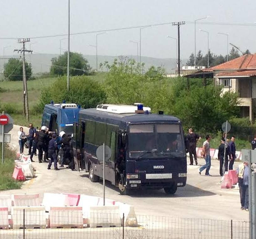 Εγαντία: Πρόσφυγες με πέτρες κατά αστυνομικών - Ένταση και στο κέντρο φιλοξενίας στον Κατσικά