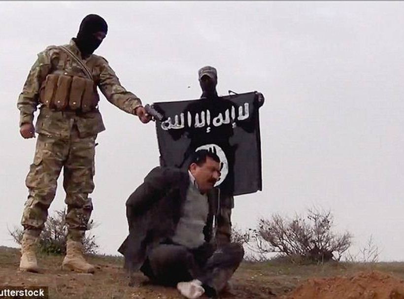Νέες φρικαλεότητες των τζιχαντιστών: Εκτελούν ομήρους που ικετεύουν για τη ζωή τους (pics)