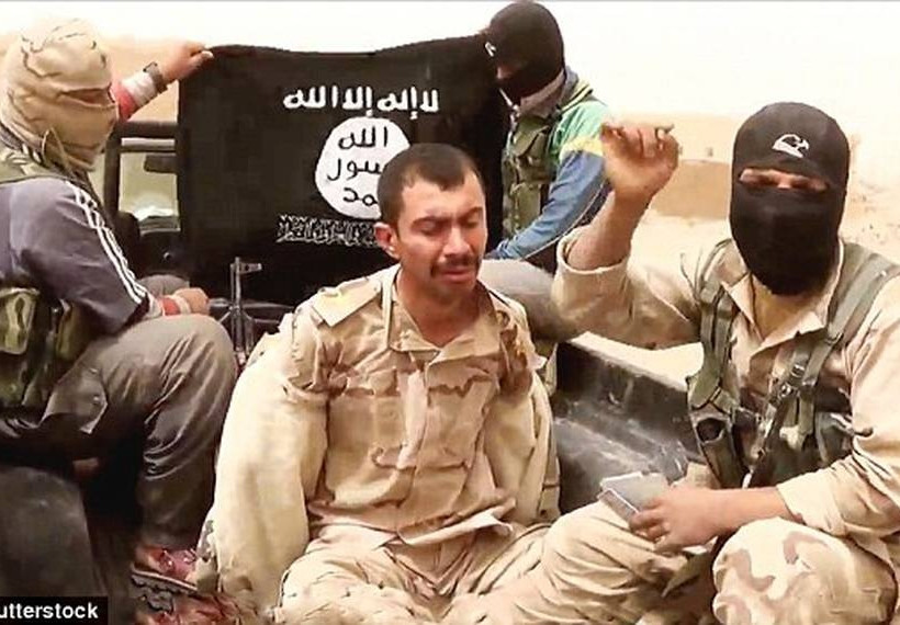 Νέες φρικαλεότητες των τζιχαντιστών: Εκτελούν ομήρους που ικετεύουν για τη ζωή τους (pics)