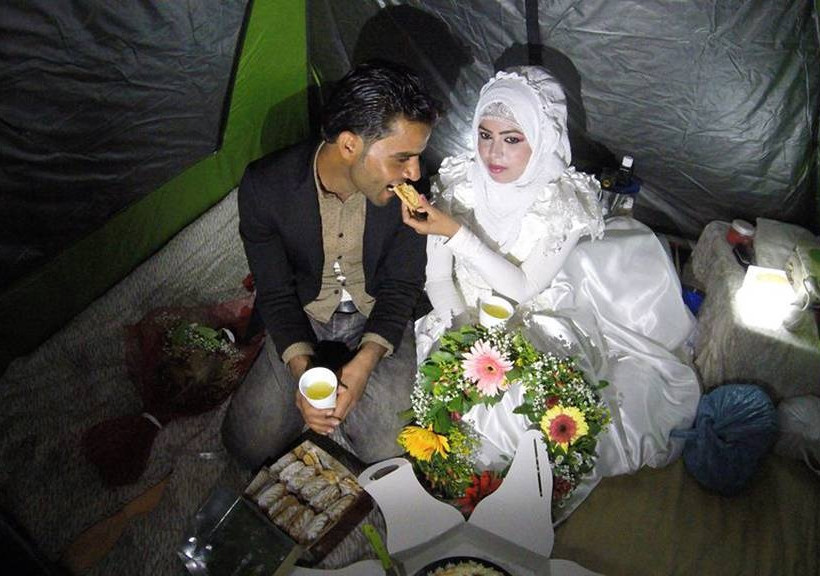 Σήμερα γάμος… έγινε στην Ειδομένη: Πρόσφυγες παντρεύτηκαν μέσα σε σκηνή! (video+photos)