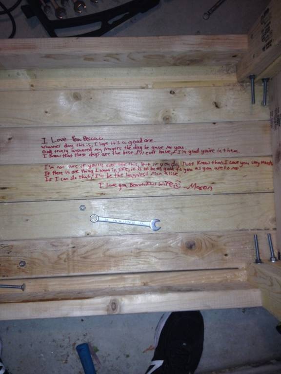 Δείτε τι βρήκε λίγους μήνες μετά το θάνατο του πατέρα του - Το κρυφό μήνυμα που θα σας συγκλονίσει