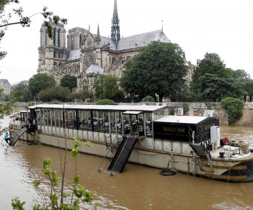 «Βουλιάζει» από τις πλημμύρες το Παρίσι - Σε υψηλό 34 ετών η στάθμη του Σηκουάνα (Pics & Vids)
