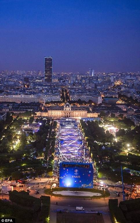 Euro 2016: Σκουπίδια, απεργίες και τρομοκρατία με φόντο τον πύργο του Άιφελ (pics)