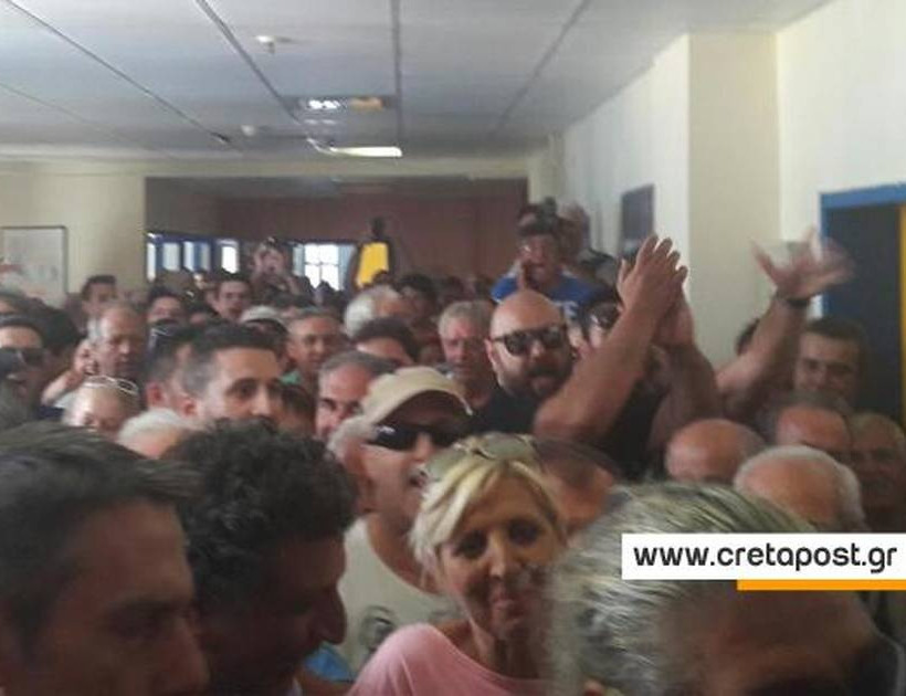 Κλώτσησαν τον Πολάκη στην Ιεράπετρα (pics)