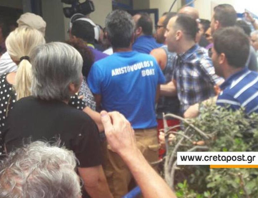 Κλώτσησαν τον Πολάκη στην Ιεράπετρα (pics)