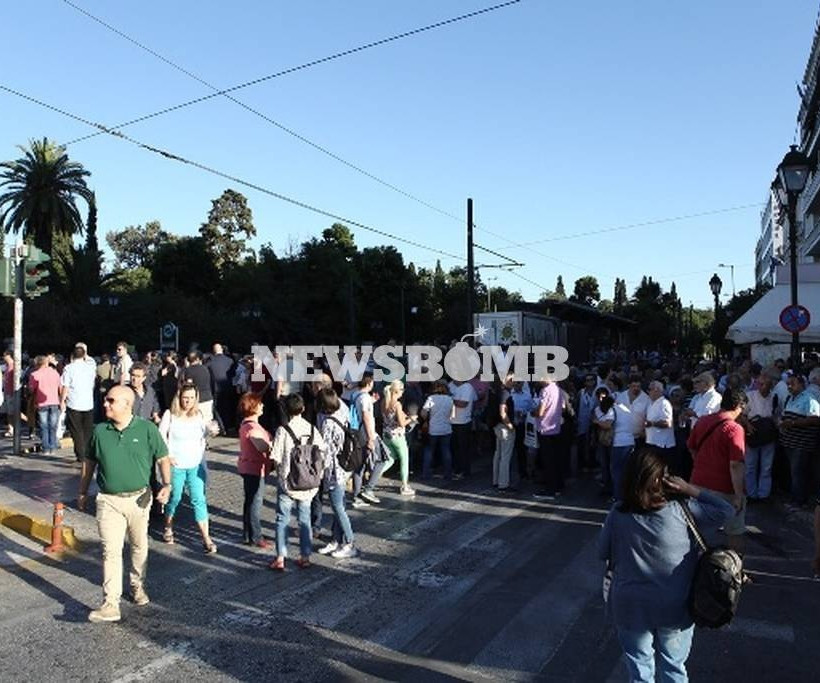 Χιλιάδες διαδηλωτές βροντοφώναξαν στην κυβέρνηση: «Παραιτηθείτε»!