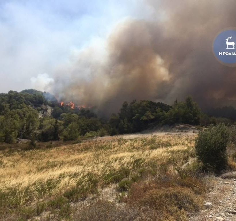 Ανεξέλεγκτη φωτιά μαίνεται στη Ρόδο (photos - video)