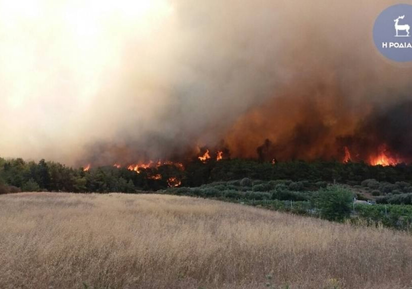 Ανεξέλεγκτη φωτιά μαίνεται στη Ρόδο (photos - video)