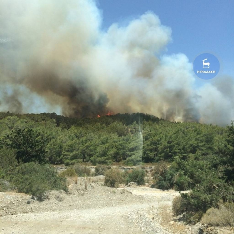 Ανεξέλεγκτη φωτιά μαίνεται στη Ρόδο (photos - video)