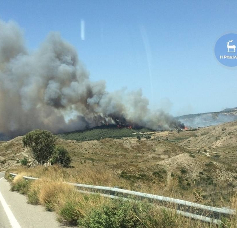 Ανεξέλεγκτη φωτιά μαίνεται στη Ρόδο (photos - video)