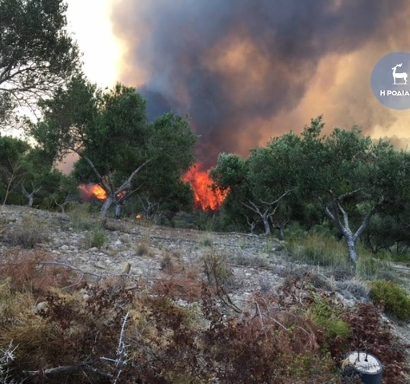 Ανεξέλεγκτη φωτιά μαίνεται στη Ρόδο (photos - video)