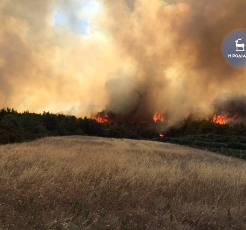 Ανεξέλεγκτη φωτιά μαίνεται στη Ρόδο (photos - video)
