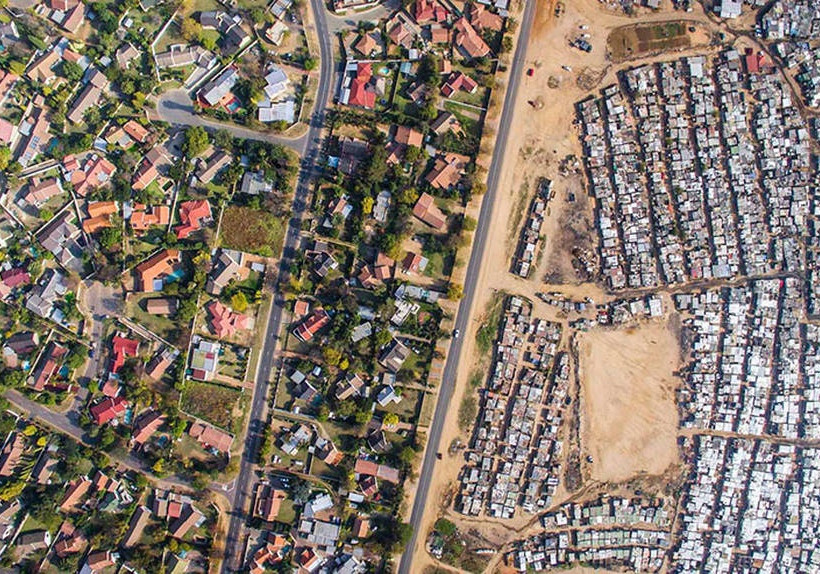 Ο ταξικός διαχωρισμός ανάμεσα στον πλούτο και τη φτώχεια με τη «ματιά» ενός drone (Pics)