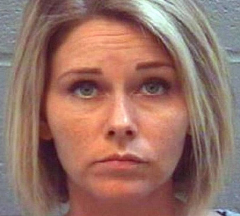 ΣΟΚ! Αυτή είναι η γυναίκα που έπαιζε με ερωτικά βοηθήματα μπροστά στους φίλους της κόρης της (pic)