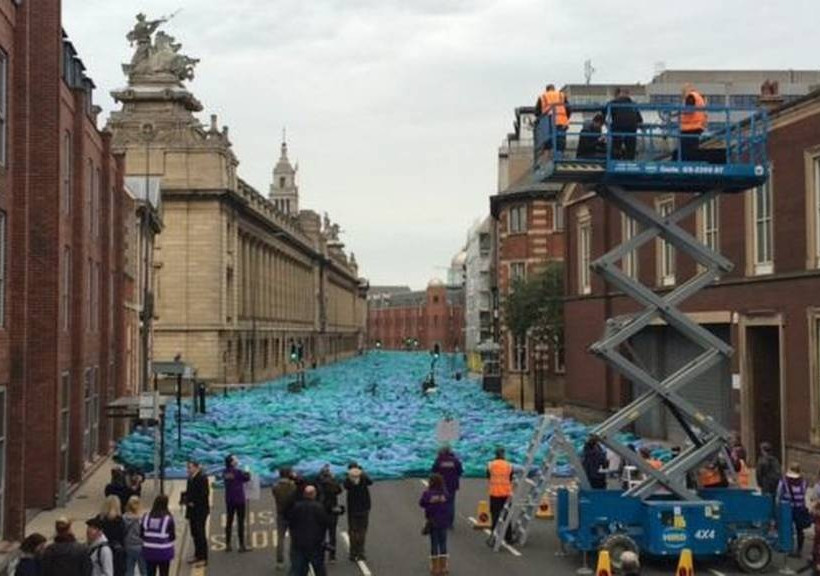 Εντυπωσιακό! Βρετανική πόλη «πλημμύρισε» από μπλε ανθρώπους - Τι συνέβη; (pics+vid)
