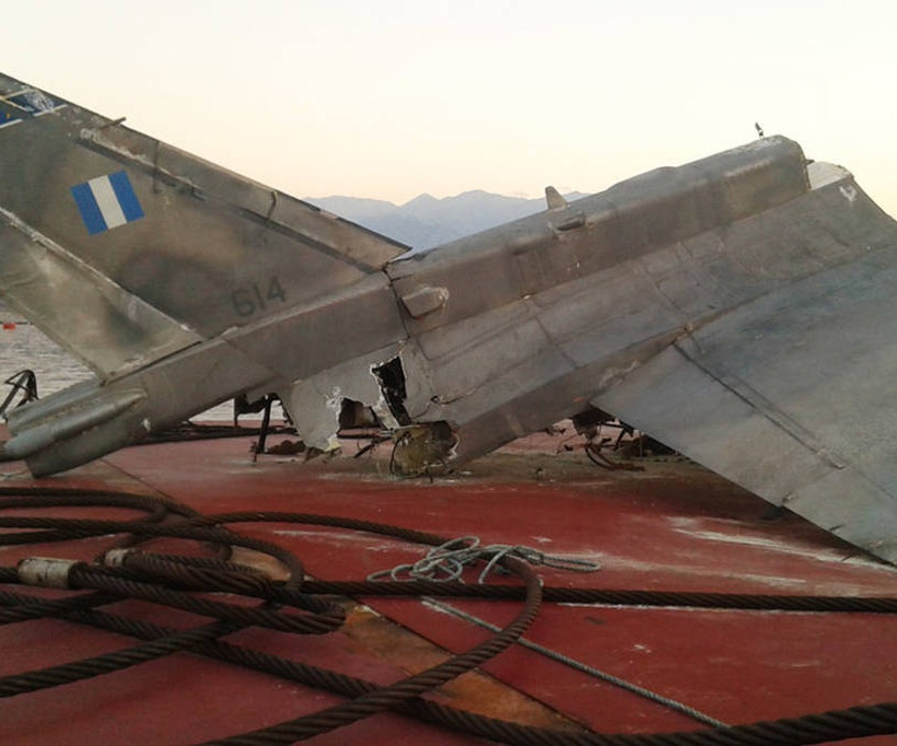 Εντυπωσιακά πλάνα από την ανέλκυση ενός F-16 από τον βυθό της Κρήτης (vid+pics)